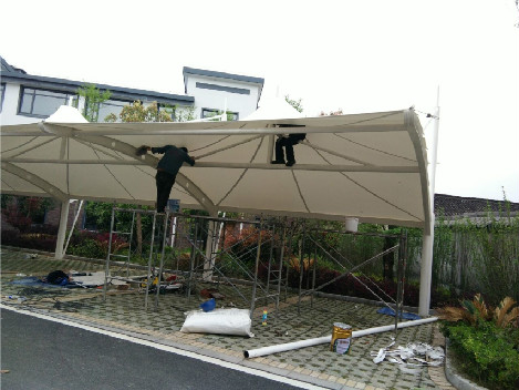 上海浦東膜結(jié)構(gòu)車(chē)棚膜材 膜結(jié)構(gòu)車(chē)棚色彩感好