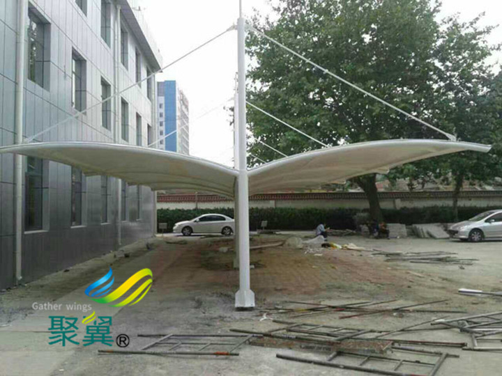 張拉膜結(jié)構(gòu)車(chē)棚景觀安裝|車(chē)棚膜材特性